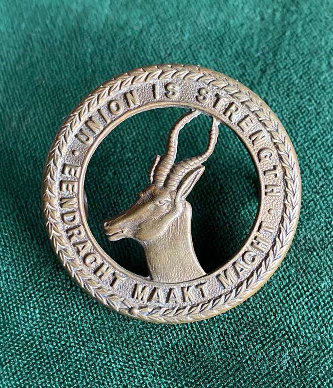 UNIVERSAL CAP BADGE-SMALL SIZE-WORN WW1-2 LUGS