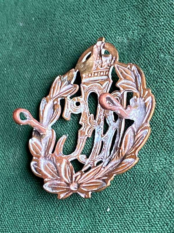 ROYAL FLYING CORPS GILDING METAL CAP BADGE-WORN BY 26 SA SQUADRON 1915-1918-LUGS INTACT