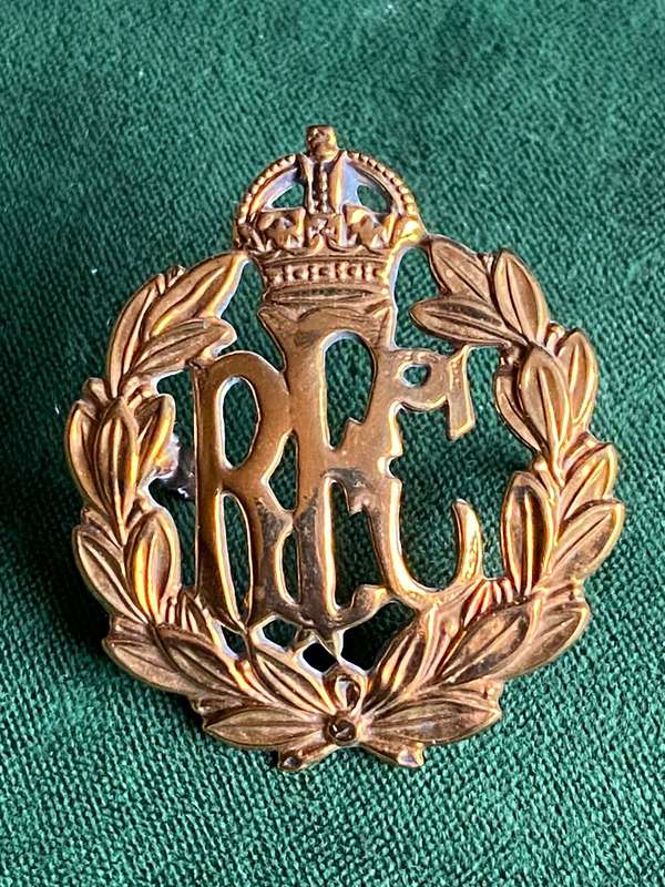 ROYAL FLYING CORPS GILDING METAL CAP BADGE-WORN BY 26 SA SQUADRON 1915-1918-LUGS INTACT