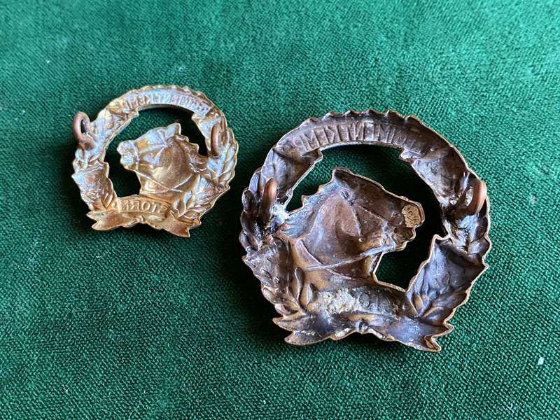 REGIMENT KEMP,GILDING METAL CAP AND ONE COLLAR-WORN 1956-1960-THEN DISBANDED-LUGS INTACT