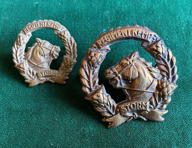 REGIMENT KEMP,GILDING METAL CAP AND ONE COLLAR-WORN 1956-1960-THEN DISBANDED-LUGS INTACT