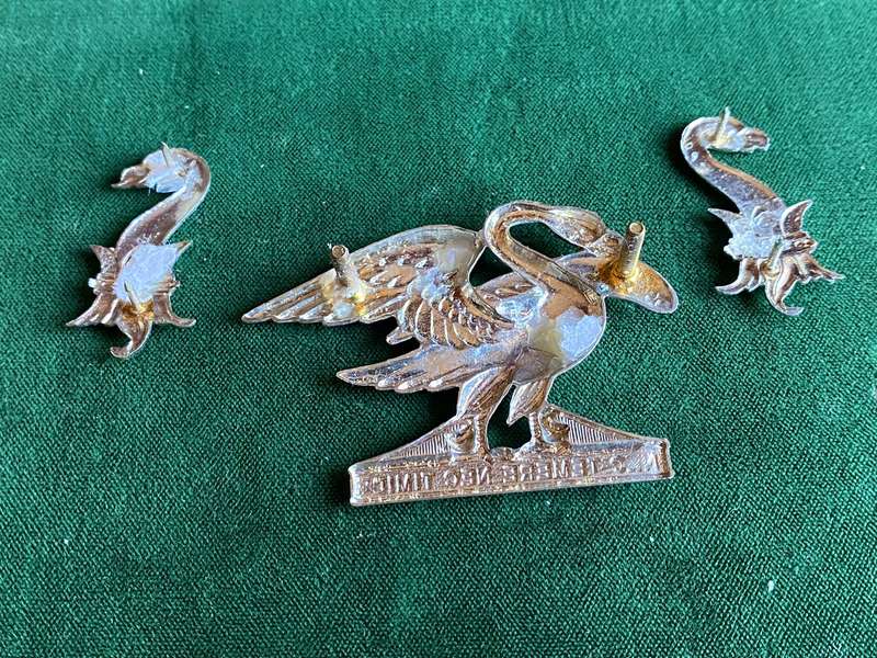 REGIMENT SPRINGS WHITE METAL BERET AND COLLAR BADGES-LUGS + PINS INTACT