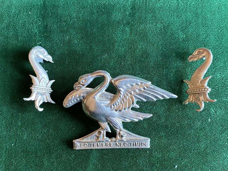 REGIMENT SPRINGS WHITE METAL BERET AND COLLAR BADGES-LUGS + PINS INTACT