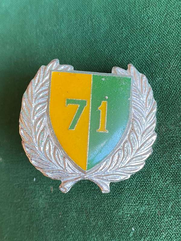 71 MOTORISED BRIGADE HQ CHROME AND ENAMEL CAP BADGE-APPROVED IN 1986-2X SCREW LUGS