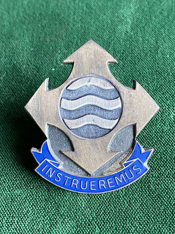 QUARTER MASTER GENERAL HQ CAP BADGE-APPROVED IN 1986- 2X SCREW LUGS
