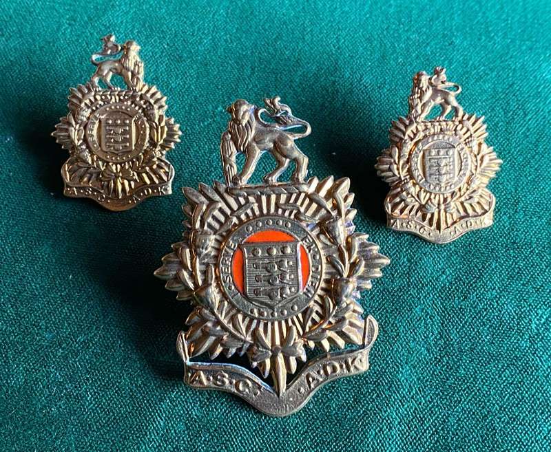 ADMIN SERVICE CORPS GILT CAP AND COLLAR-WORN 1954 TO 1976-LUGS + PINS INTACT