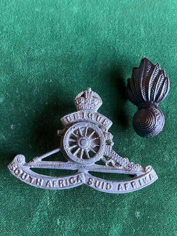 SA ARTILLERY DOUBLE WHEEL WW2-CAST ARTILLERY CAP BADGE WITH ONE COLLAR-LUGS COMPLETE