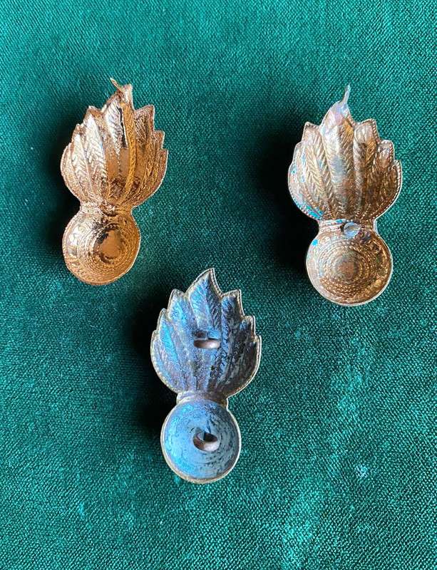 SA ARTILLERY GILT BERET AND COLLARS- PINS + LUGS INTACT