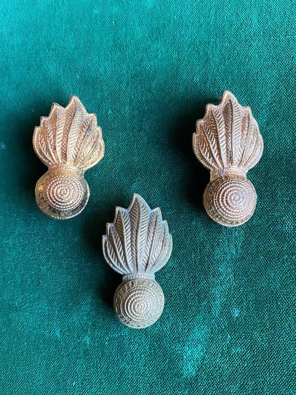 SA ARTILLERY GILT BERET AND COLLARS- PINS + LUGS INTACT