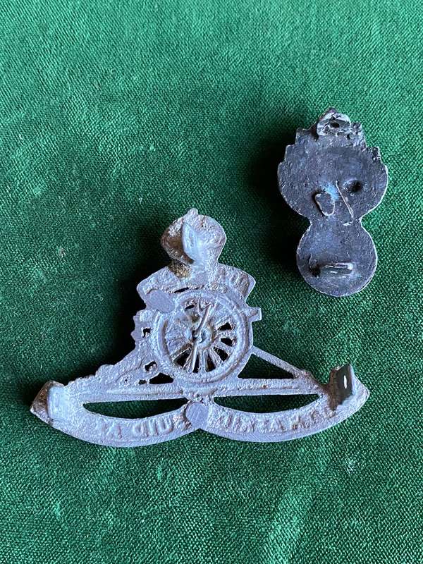 SA ARTILLERY DOUBLE WHEEL WW2-CAST ARTILLERY CAP BADGE WITH ONE COLLAR-LUGS COMPLETE
