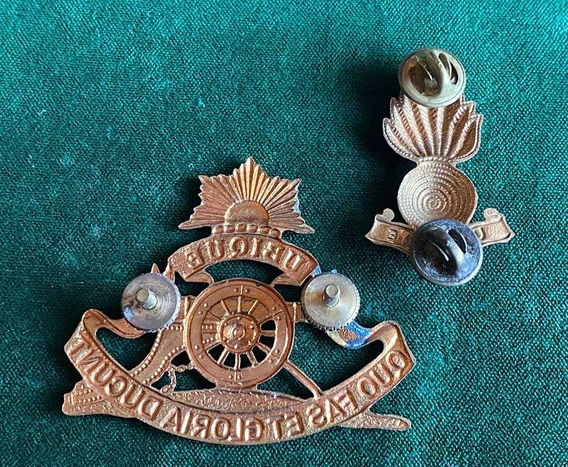 ORANGE FREE STATE UNIVERSITY REGT.(ARTILLERY SECTION)GILDING METAL CAP BADGE AND ONE COLLAR WORN POS
