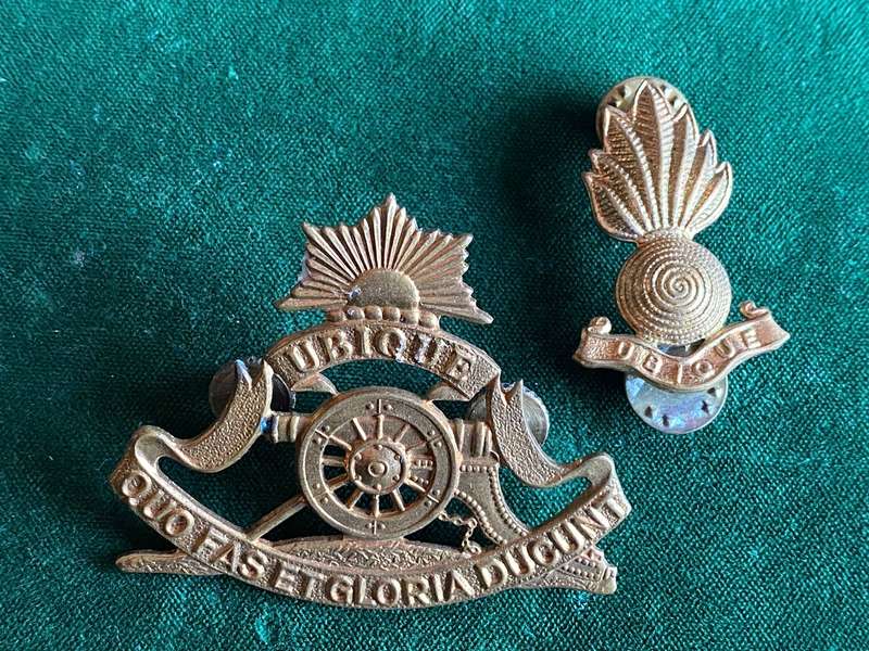 ORANGE FREE STATE UNIVERSITY REGT.(ARTILLERY SECTION)GILDING METAL CAP BADGE AND ONE COLLAR WORN POS