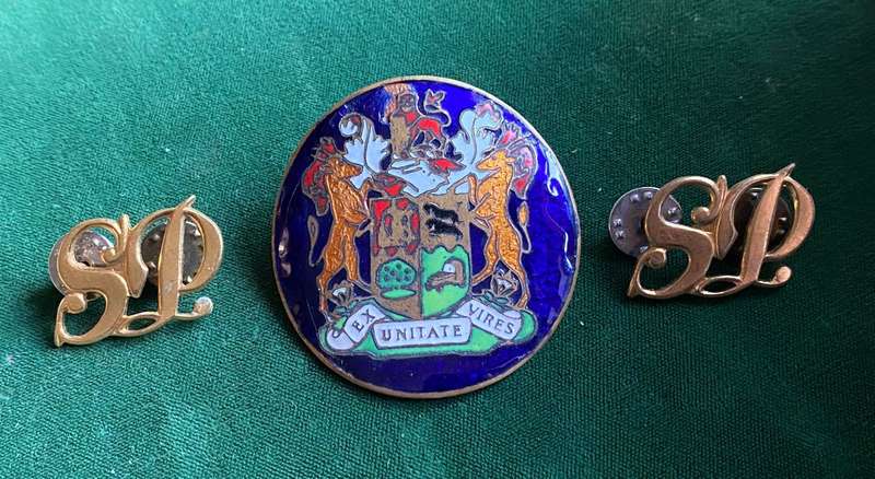 STATE PRESIDENTS GUARD,BRASS AND ENAMEL CAP AND 2 COLLARS-WORN PRE 1986-LUGS + PINS INTACT