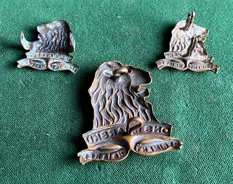 REGIMENT DE LA REY BRASS METAL CAP BADGE (LIONS MOUTH OPEN)CAP AND COLLARS-WORN 1934-1964-LUGS COMPL