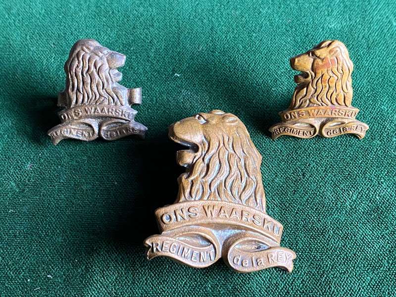 REGIMENT DE LA REY BRASS METAL CAP BADGE (LIONS MOUTH OPEN)CAP AND COLLARS-WORN 1934-1964-LUGS COMPL