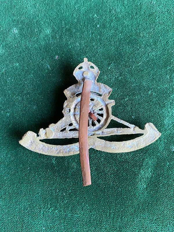 SA ARTILLERY,DOUBLE WHEEL-GILDING METAL CAP BADGE-WORN 1926-1959