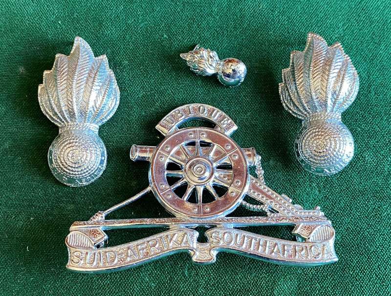 SA ARTILLERY CHROMED CAP, COLLAR BADGE AND 1 MESS DRESS COLLAR-WORN POST 1976-ONE PIN MISSING ON ONE