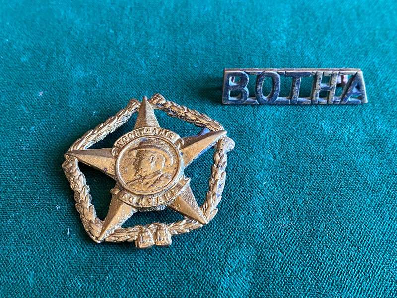 REGIMENT BOTHA CAP AND TITLE-WORN 1935-1962- NO LUGS ON CAP