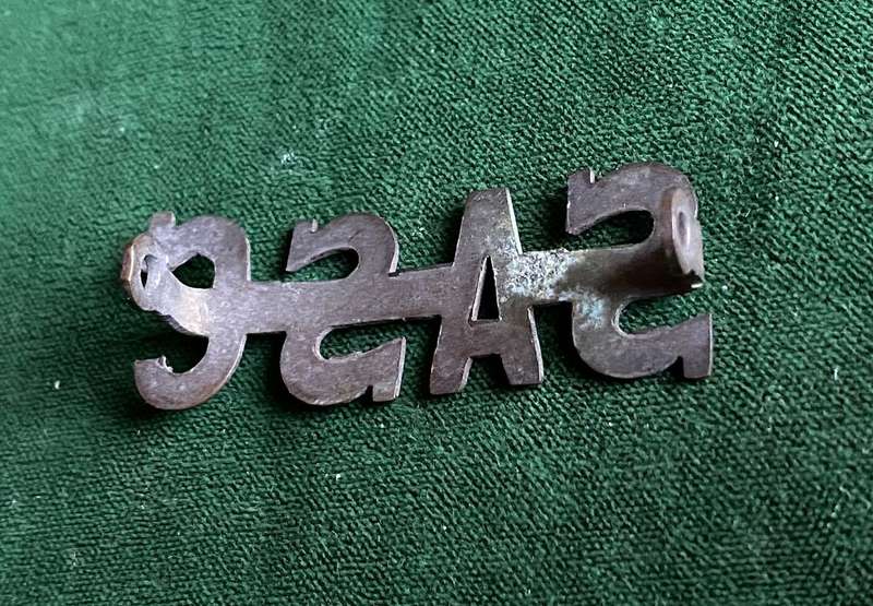 SA SERVICE CORPS TITLE-SHEET METAL-2 LUGS-WORN WW1
