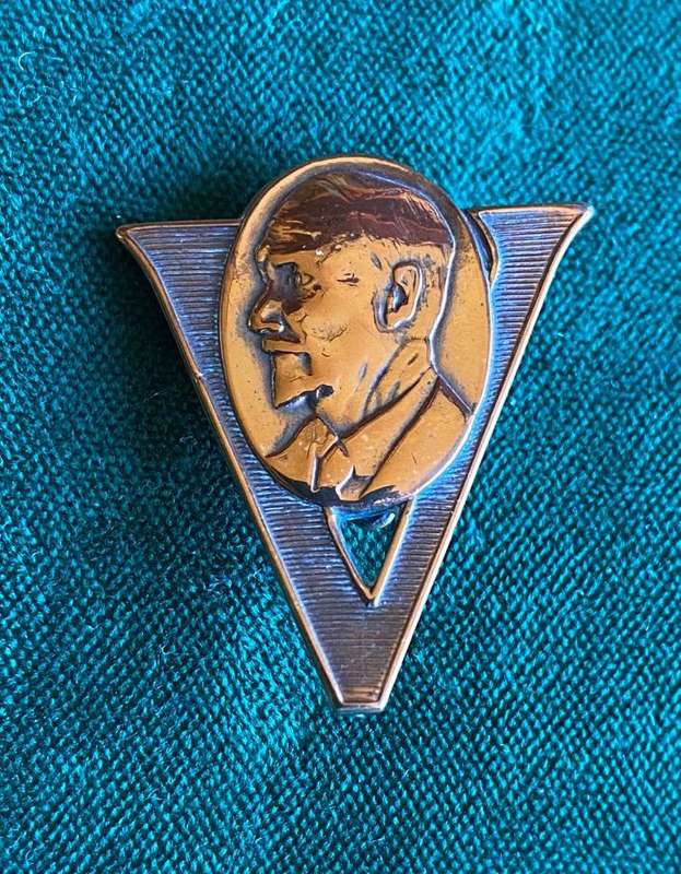 FIELD MARSHALL J.C. SMUTS BUTTHOLE BADGE-WW2-STICKPIN INTACT