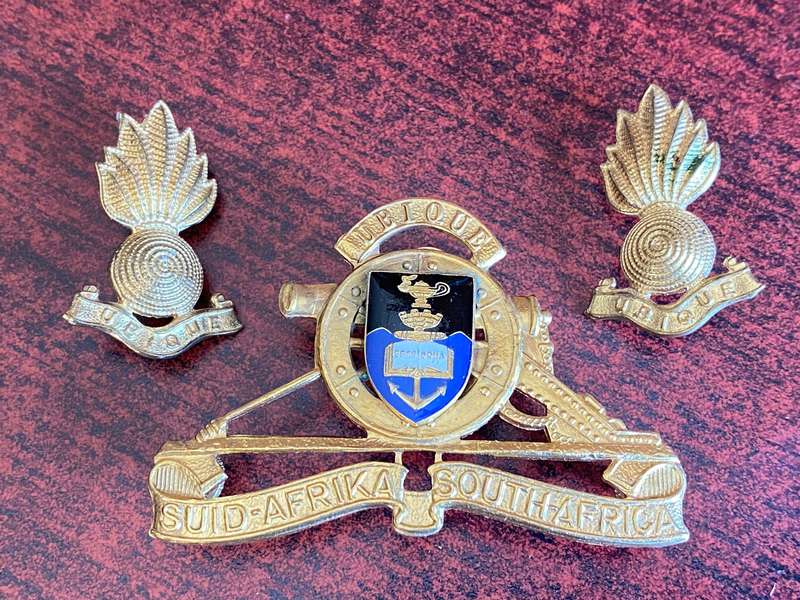 UNIVERSITY CAPE TOWN REGT.(ARTILLERY UNIT )GILDING METAL CAP AND COLLARS-WORN POST 1963-LUGS + PINS