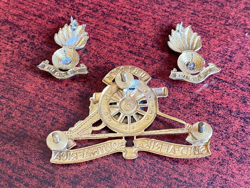 UNIVERSITY CAPE TOWN REGT.(ARTILLERY UNIT )GILDING METAL CAP AND COLLARS-WORN POST 1963-LUGS + PINS