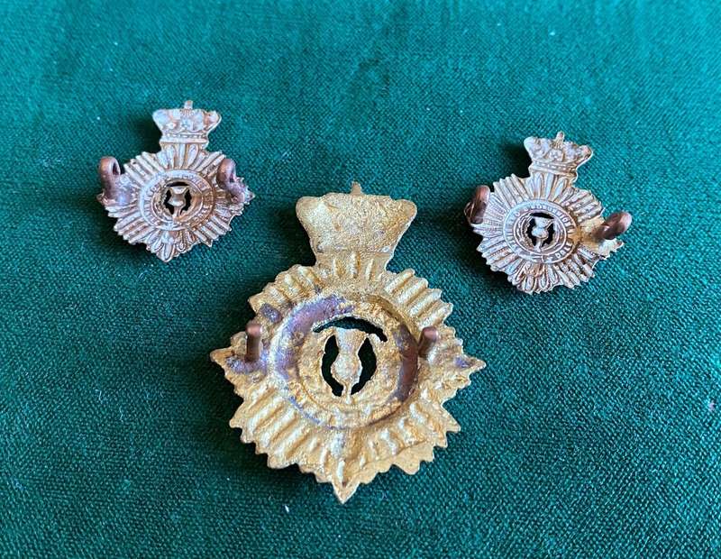 DUKE OF EDINBURGH'S OWN RIFLES BRASS CAP AND COLLARS-WORN 1922-1963-LUGS INTACT