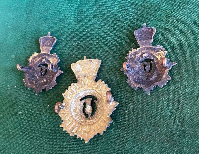 DUKE OF EDINBURGH'S OWN RIFLES BLACKENED BRASS CAP AND COLLARS-WORN 1922-63-LUGS COMPLETE