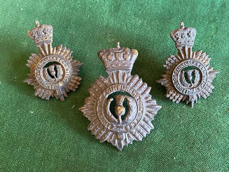 DUKE OF EDINBURGH'S OWN RIFLES BLACKENED BRASS CAP AND COLLARS-WORN 1922-63-LUGS COMPLETE