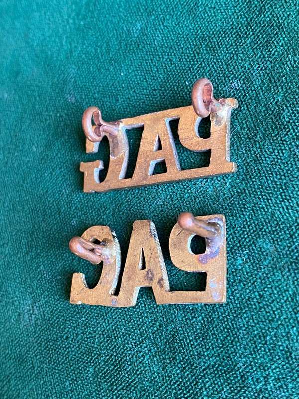 PRINCE ALFREDS GUARD-BRASS SHOULDER TITLE PAIR-WORN 1933/34-LUGS INTACT