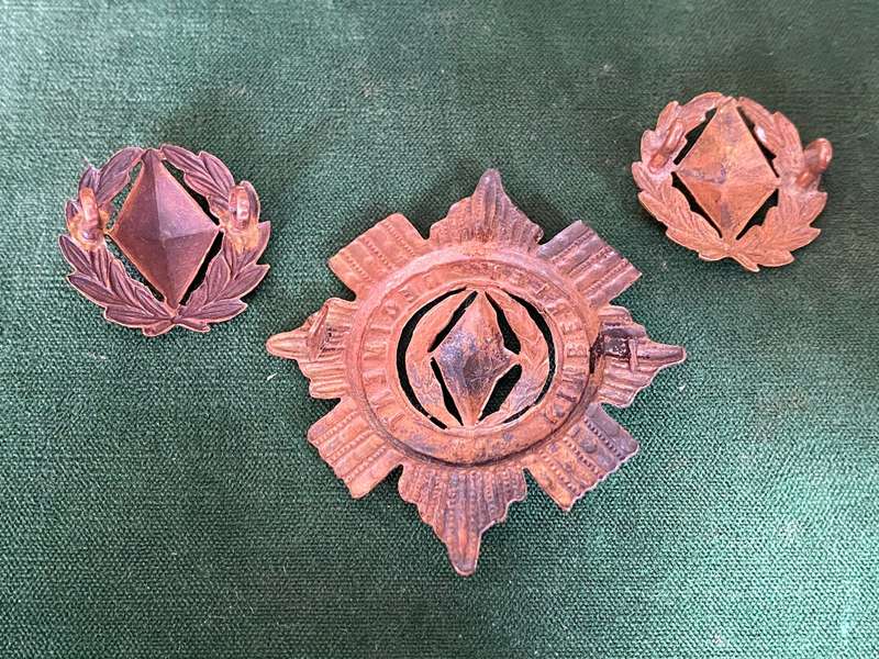 KIMBERLEY REGIMENT BRASS CAP AND COLLARS-WORN 1899-1939-VOIDED CENTRE-ONE LUG ON CAP MISSING