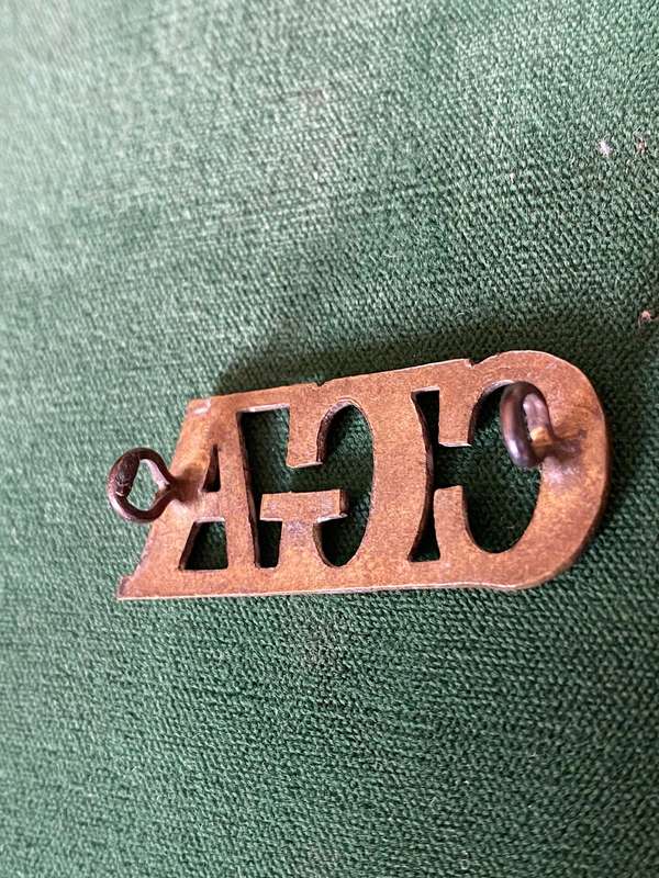 CAPE GARRISON ARTILLERY,BRASS SHOULDER TITLE-WORN FROM 1902- 2 LUGS