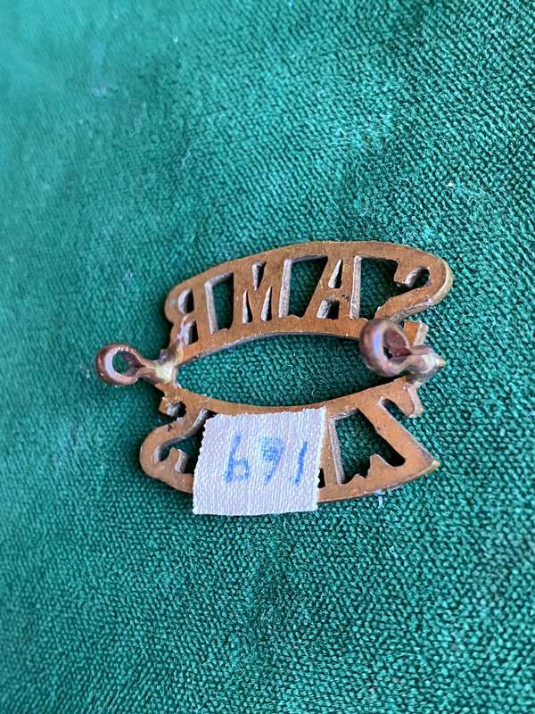 SA MOUNTED RIFLES,BRASS TITLE-WORN 1913-1926-LUGS INTACT