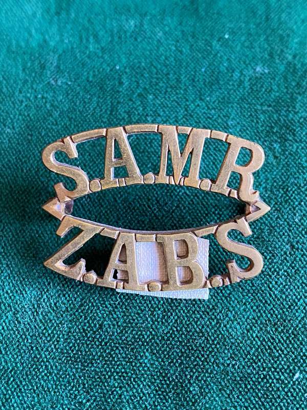 SA MOUNTED RIFLES,BRASS TITLE-WORN 1913-1926-LUGS INTACT