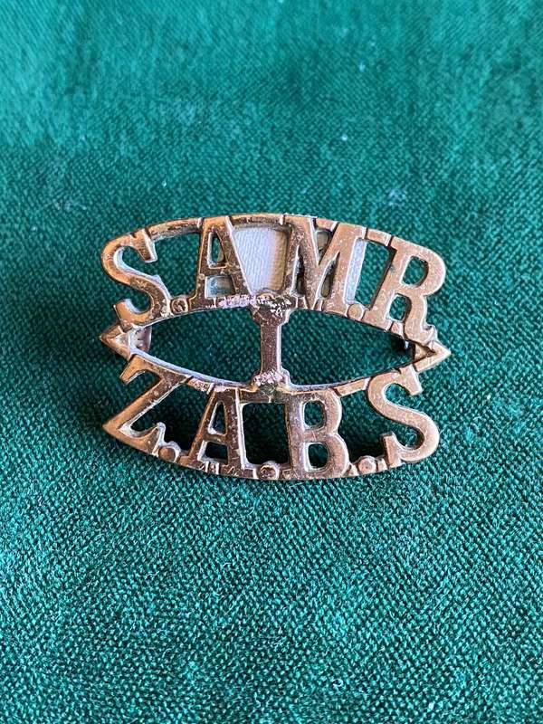 1S SA MOUNTED RIFLES,BRASS TITLE-WORN 1922-1926- 2 LUGS
