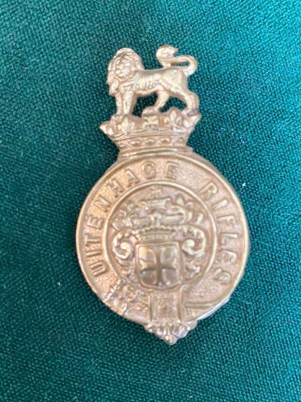 UITENHAGE RIFLES,BRASS CAP BADGE-WORN 1902-1913- 2 LUGS- MEASURES 45X26 MM