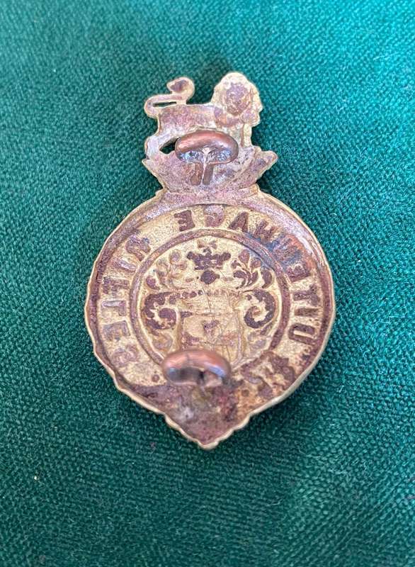 UITENHAGE RIFLES,BRASS CAP BADGE-WORN 1902-1913- 2 LUGS- MEASURES 45X26 MM