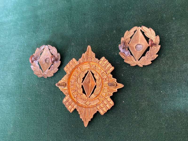 KIMBERLEY REGIMENT BRASS CAP AND BI/METAL COLLARS-WORN FROM 1922-LUGS COMPLETE