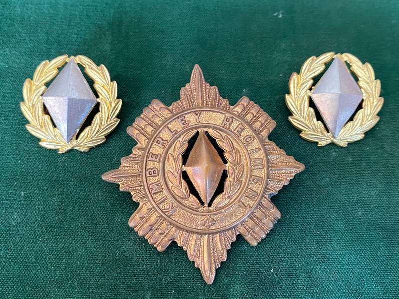 KIMBERLEY REGIMENT BRASS CAP AND BI/METAL COLLARS-WORN FROM 1922-LUGS COMPLETE