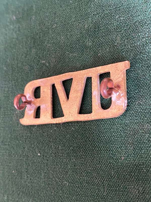 UITENHAGE VOLUNTEER RIFLES BRASS TITLE-WORN 1897-1913- 2 LUGS