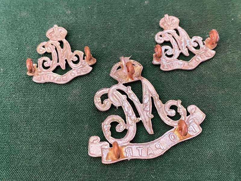 NATAL CARBINEERS SMASHER HAT BADGE AND 2 COLLARS-WORN 1903-1935-LUGS INTACT