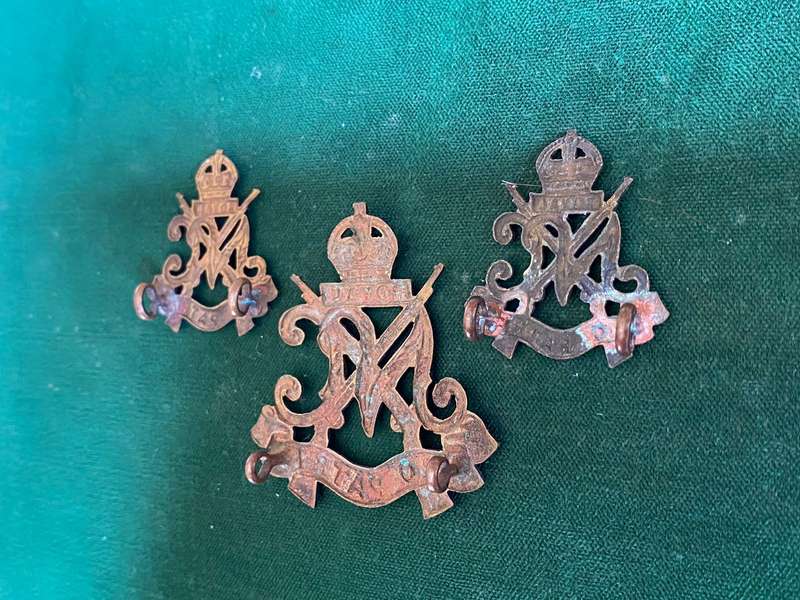 ROYAL NATAL CARBINEERS BRASS CAP AND COLLARS-WORN 1936-1964-LUGS INTACT