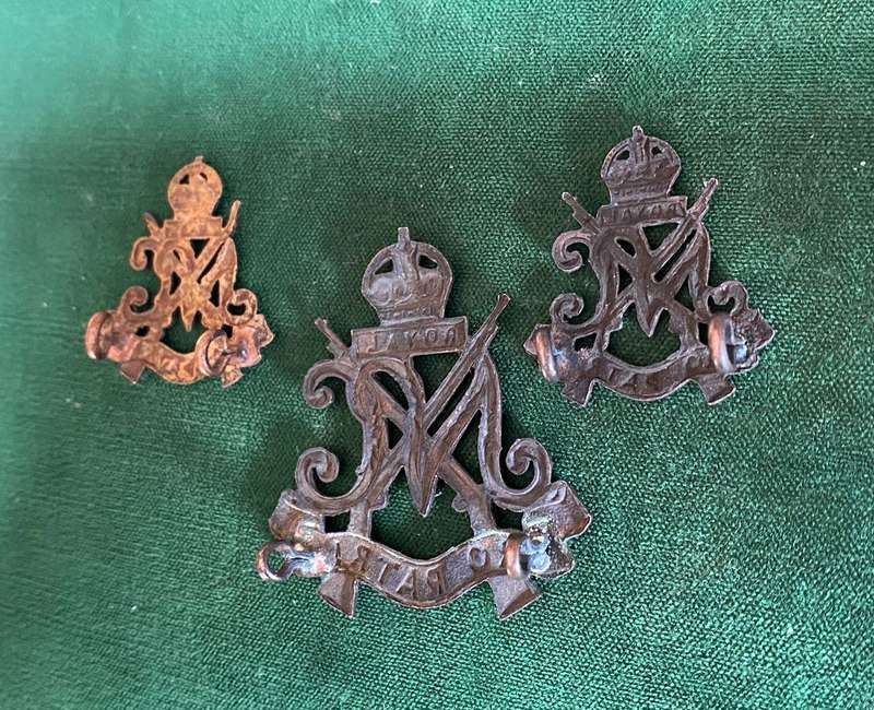 ROYAL NATAL CARBINEERS DARKENED BRASS CAP AND COLLARS-WORN 1936-1964-LUGS INTACT