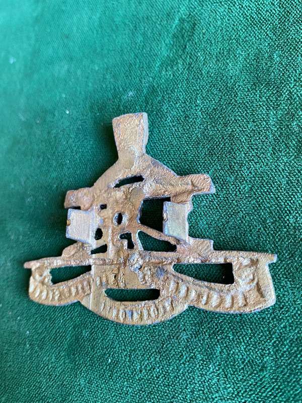 REGT. PRESIDENT STEYN CAST CAP BADGE-WORN WW2- 2 LUGS