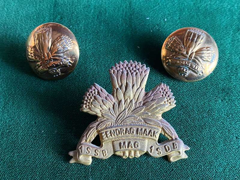 1 SPECIAL SERVICE BATTALION GILDING METAL CAP BADGE -FIRST STRIKING-SOLD WITH 2X TUNIC BUTTONS-LUGS