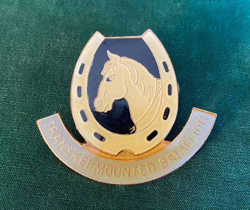 TRANSKEI MOUNTED BATTALION LUCITE COVERED CAP BADGE-2X SCREW LUGS