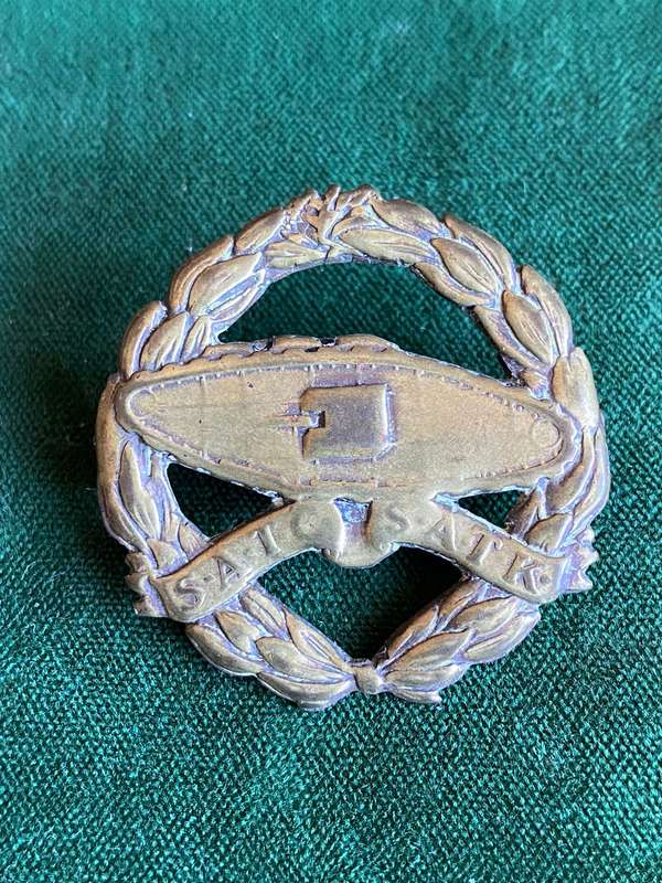 SA TANK CORPS-VOIDED CENTRE BERET BADGE-WORN FROM MAY 1940-SEPT 1941- 2 LUGS