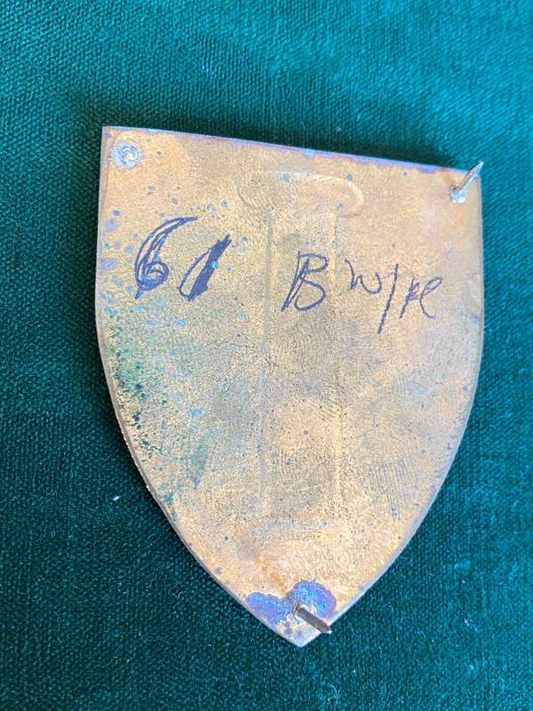 61 BASE WORKSHOP FLASH-GOLD TYPE 2ND ISSUE- 2 PINS