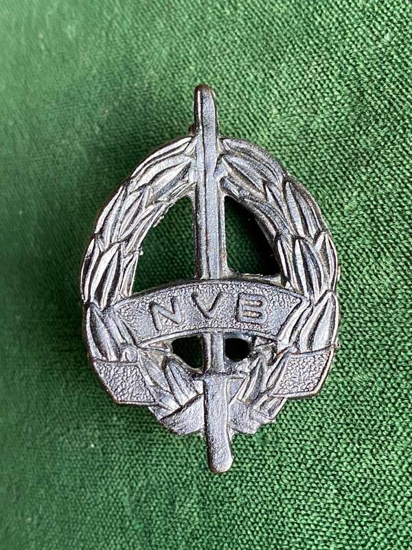 NATIONAL VOLUNTEER BRIGADE-BLACK CAP BADGE-WORN 1940-42- 2 LUGS
