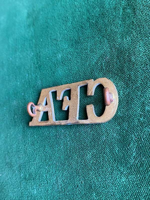 CAPE FIELD ARTILLERY,BRASS TITLE- 2 LUGS-WORN ROUND BOER WAR